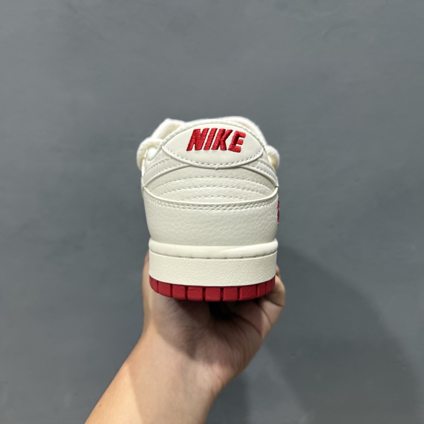 Nike SB Dunk Low“斯图西联名——经典红白绑带配色” 高端定制 低帮休闲板鞋  SJ2068-259