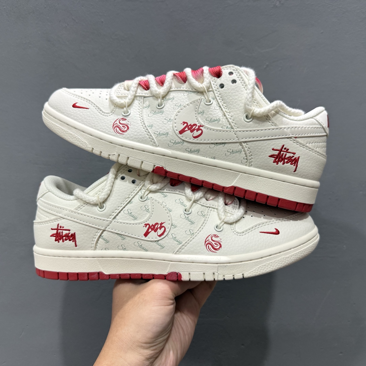 Nike SB Dunk Low“斯图西联名——经典红白绑带配色” 高端定制 低帮休闲板鞋  SJ2068-259