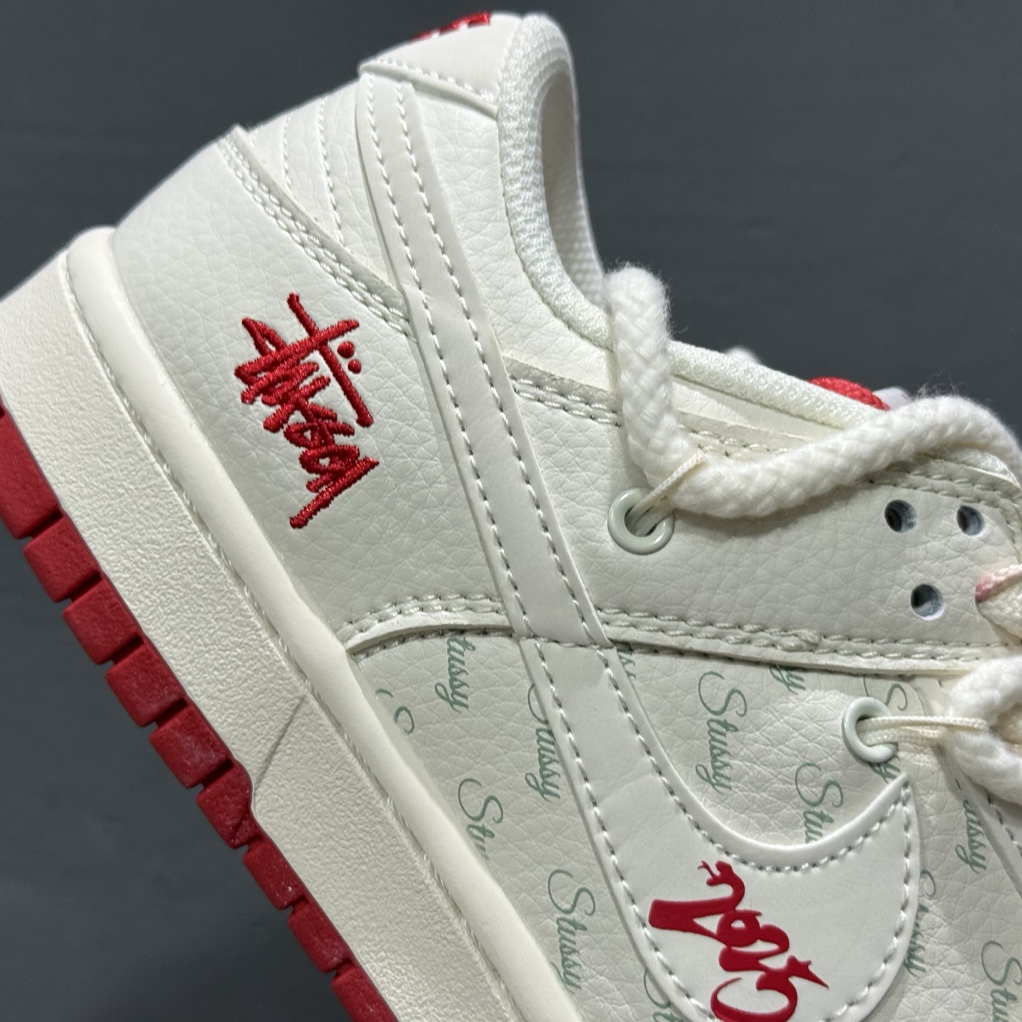 Nike SB Dunk Low“斯图西联名——经典红白绑带配色” 高端定制 低帮休闲板鞋  SJ2068-259