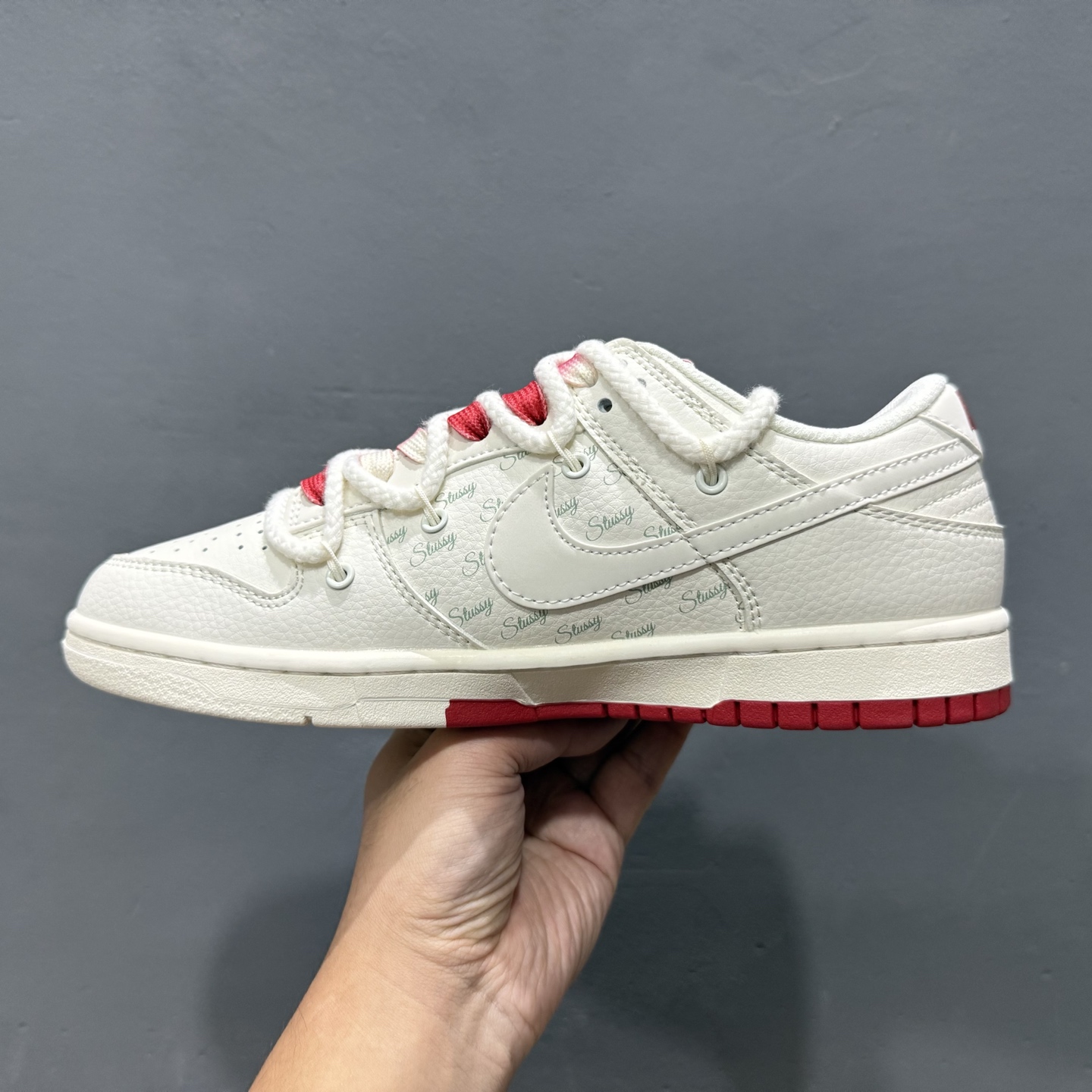 Nike SB Dunk Low“斯图西联名——经典红白绑带配色” 高端定制 低帮休闲板鞋  SJ2068-259