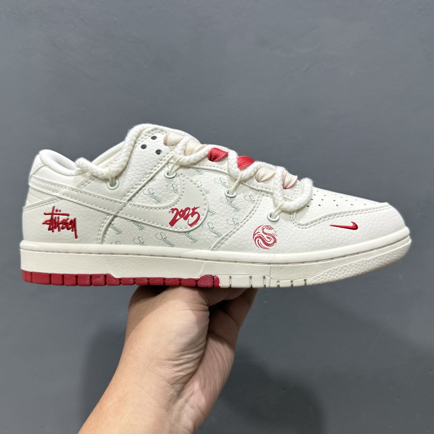 Nike SB Dunk Low“斯图西联名——经典红白绑带配色” 高端定制 低帮休闲板鞋  SJ2068-259