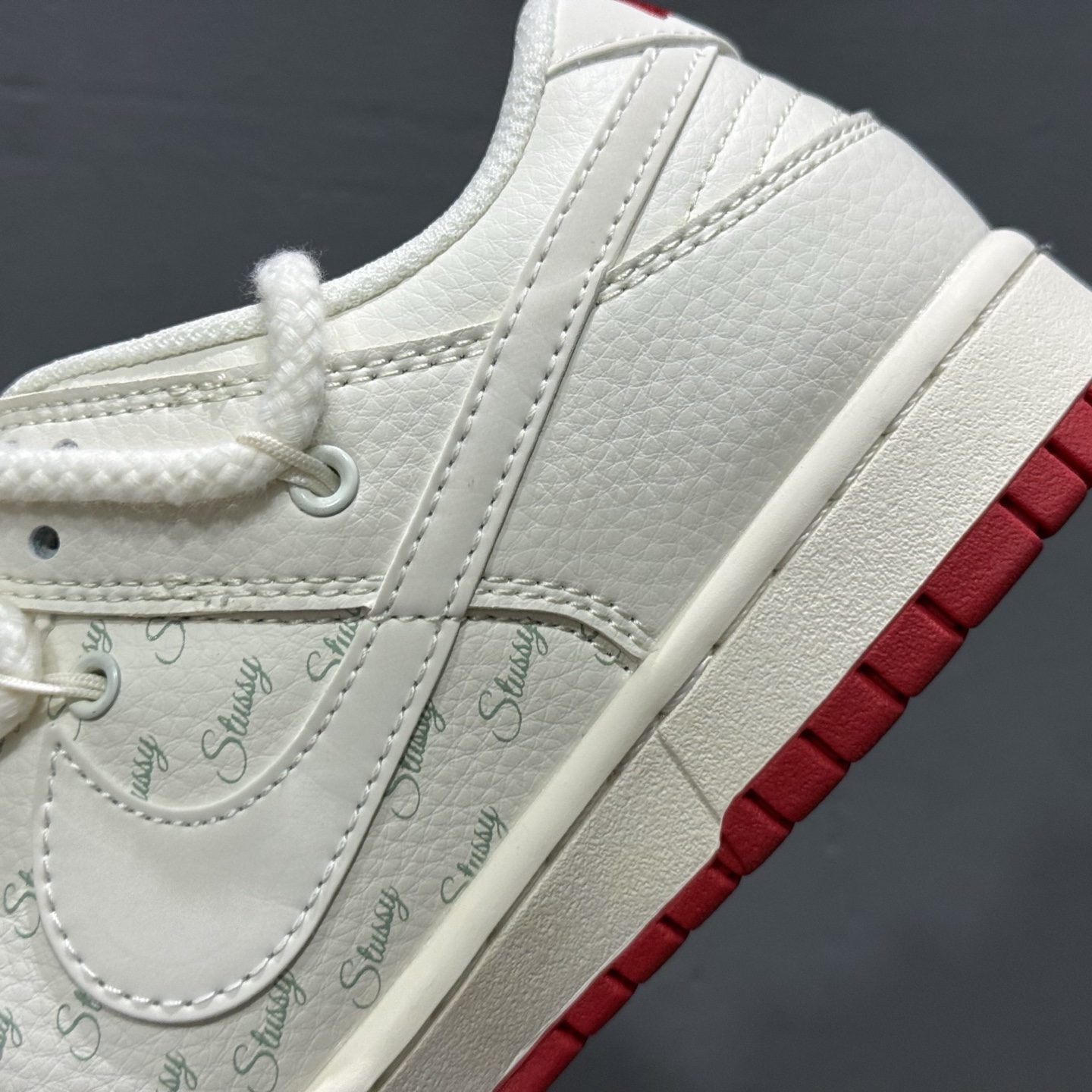 Nike SB Dunk Low“斯图西联名——经典红白绑带配色” 高端定制 低帮休闲板鞋  SJ2068-259