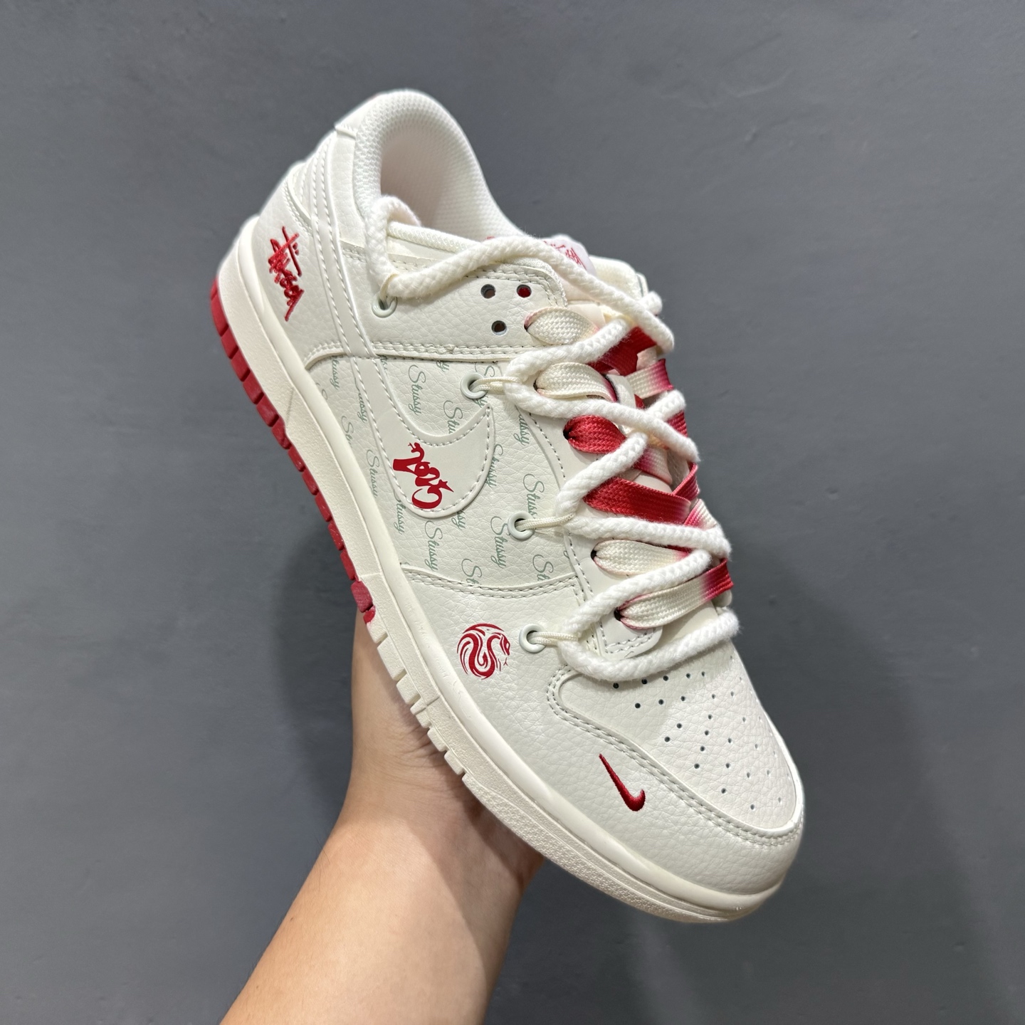 Nike SB Dunk Low“斯图西联名——经典红白绑带配色” 高端定制 低帮休闲板鞋  SJ2068-259