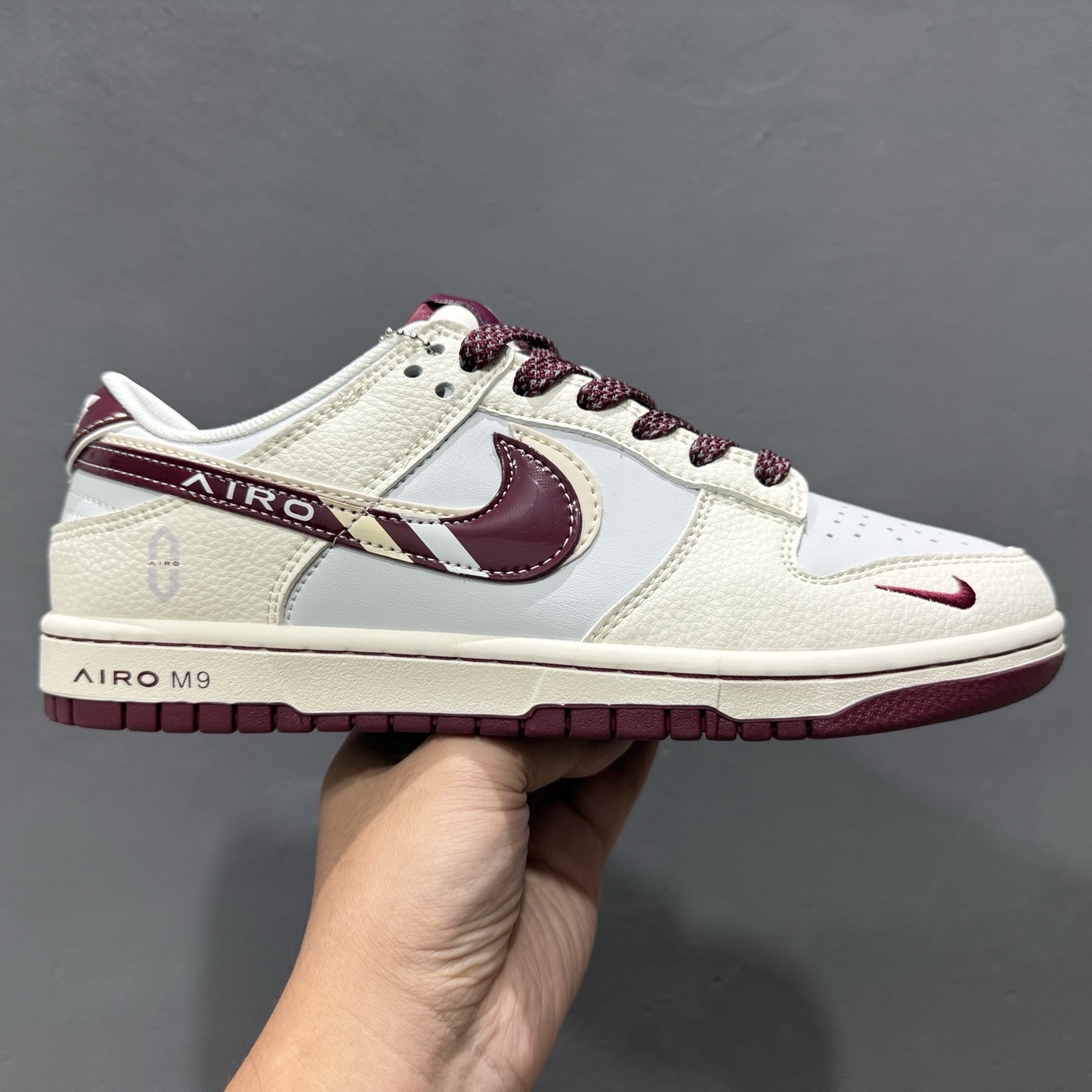 Nike SB Dunk Low“问界M9红彩勾” 周年高端定制 低帮休闲板鞋 FC1688-236 Nike SB Dunk Low“问界M9红彩勾” 周年高端定制 低帮休闲板鞋 FC1688-236