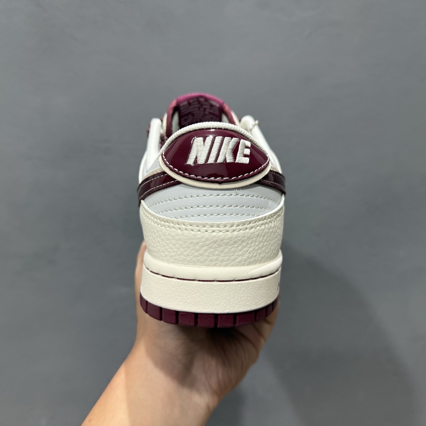 Nike SB Dunk Low“问界M9红彩勾” 周年高端定制 低帮休闲板鞋 FC1688-236 Nike SB Dunk Low“问界M9红彩勾” 周年高端定制 低帮休闲板鞋 FC1688-236