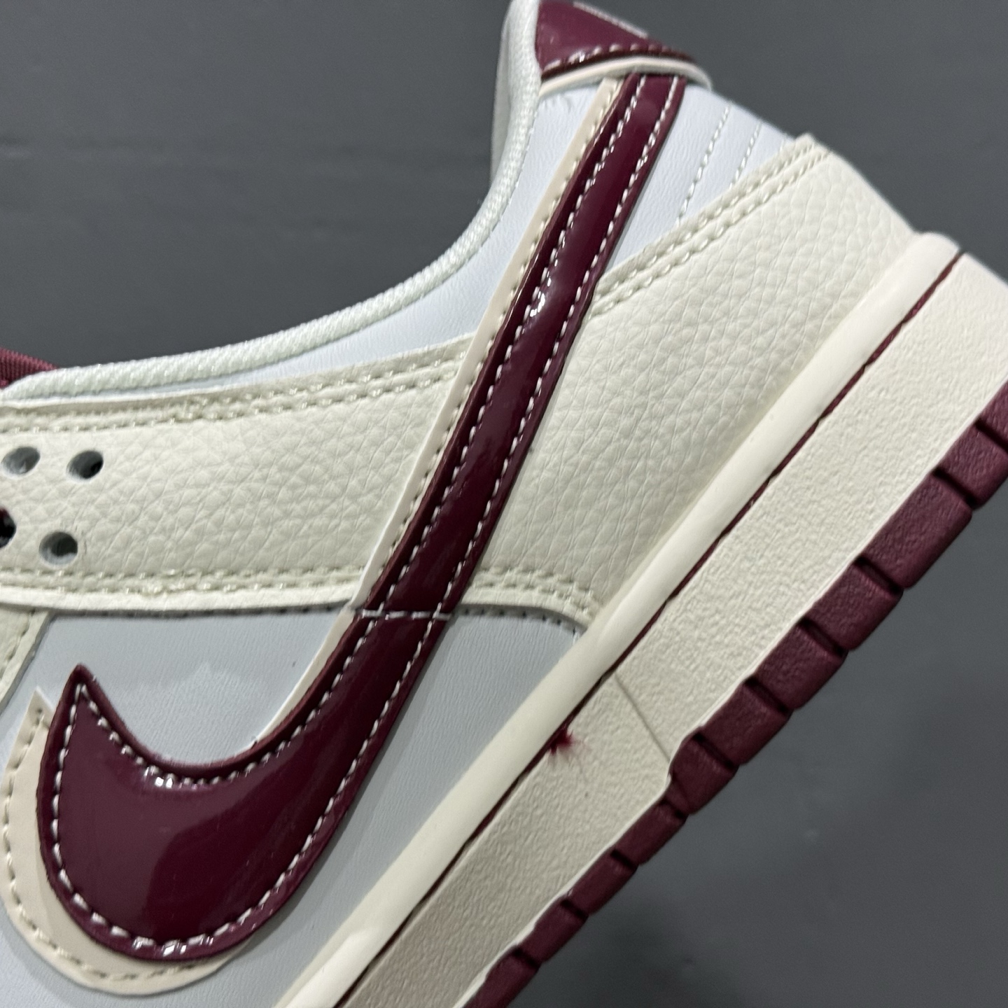 Nike SB Dunk Low“问界M9红彩勾” 周年高端定制 低帮休闲板鞋 FC1688-236 Nike SB Dunk Low“问界M9红彩勾” 周年高端定制 低帮休闲板鞋 FC1688-236