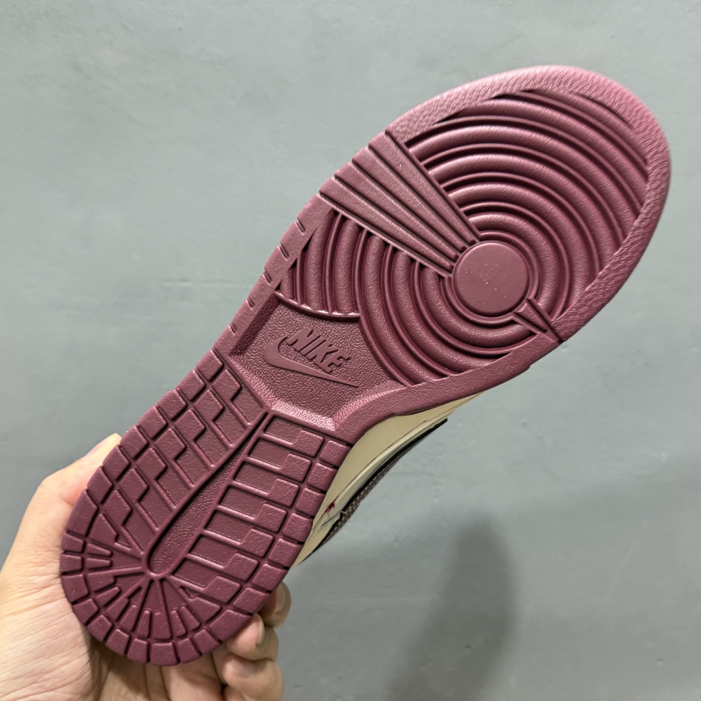 Nike SB Dunk Low“问界M9红彩勾” 周年高端定制 低帮休闲板鞋 FC1688-236 Nike SB Dunk Low“问界M9红彩勾” 周年高端定制 低帮休闲板鞋 FC1688-236