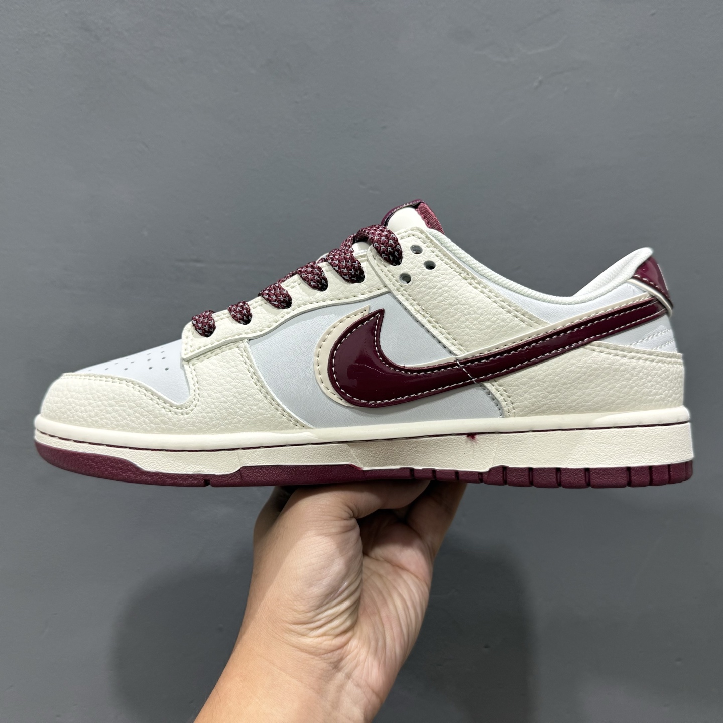 Nike SB Dunk Low“问界M9红彩勾” 周年高端定制 低帮休闲板鞋 FC1688-236 Nike SB Dunk Low“问界M9红彩勾” 周年高端定制 低帮休闲板鞋 FC1688-236