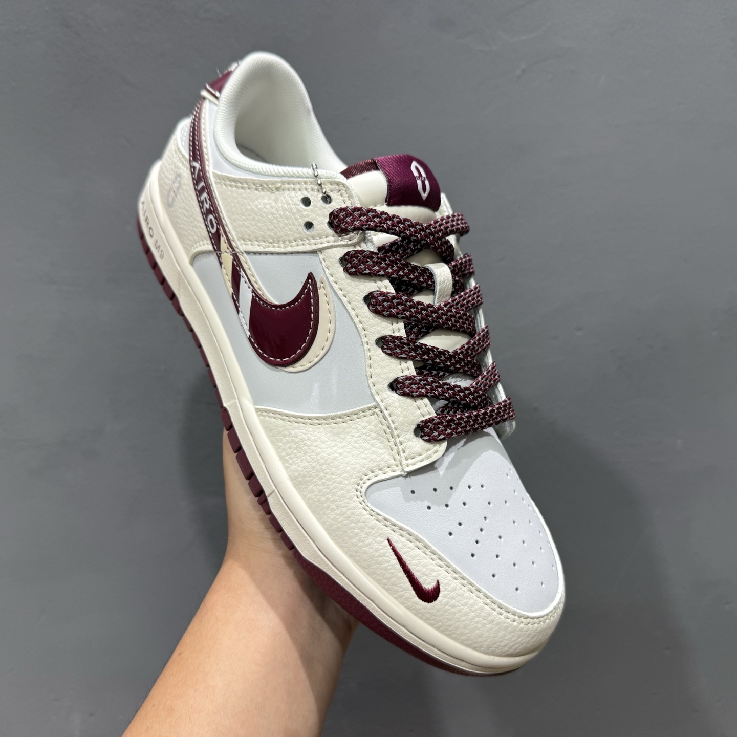 Nike SB Dunk Low“问界M9红彩勾” 周年高端定制 低帮休闲板鞋 FC1688-236 Nike SB Dunk Low“问界M9红彩勾” 周年高端定制 低帮休闲板鞋 FC1688-236