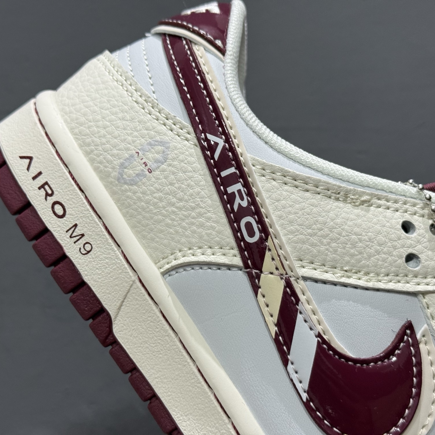 Nike SB Dunk Low“问界M9红彩勾” 周年高端定制 低帮休闲板鞋 FC1688-236 Nike SB Dunk Low“问界M9红彩勾” 周年高端定制 低帮休闲板鞋 FC1688-236