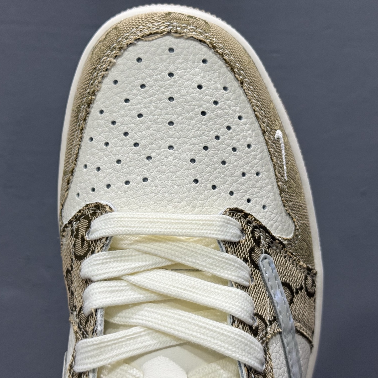 Gucci x Air Jordan 1 Low 卡其牛仔布 此款主张打破传统的工业化流水线设计限制 XS7089-603