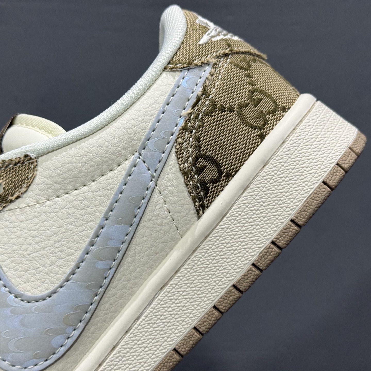 Gucci x Air Jordan 1 Low 卡其牛仔布 此款主张打破传统的工业化流水线设计限制 XS7089-603