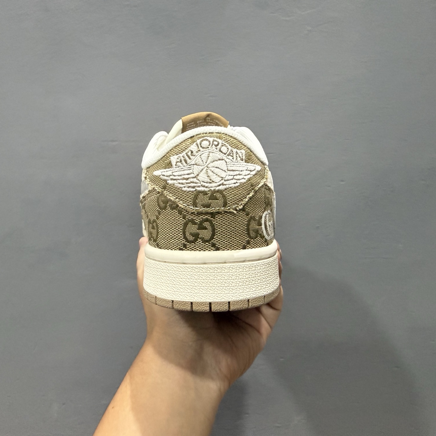 Gucci x Air Jordan 1 Low 卡其牛仔布 此款主张打破传统的工业化流水线设计限制 XS7089-603