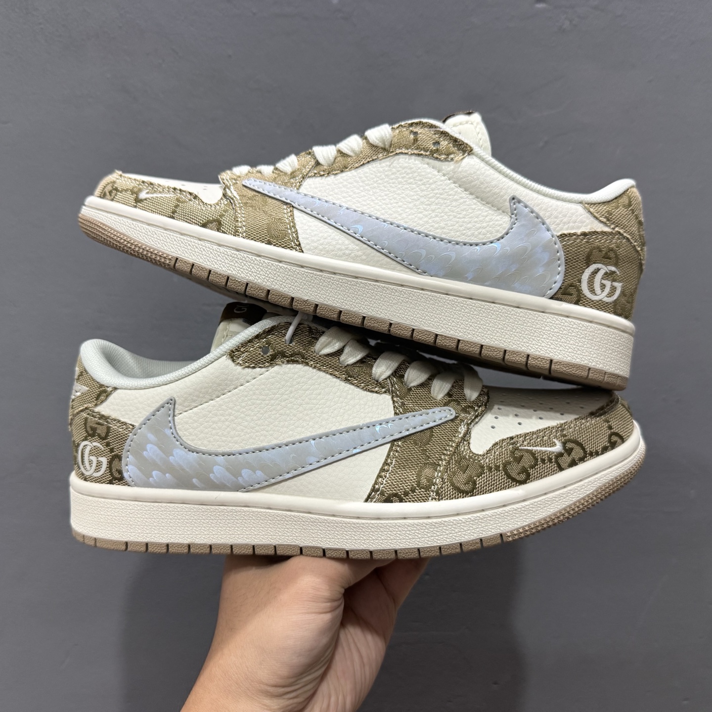 Gucci x Air Jordan 1 Low 卡其牛仔布 此款主张打破传统的工业化流水线设计限制 XS7089-603