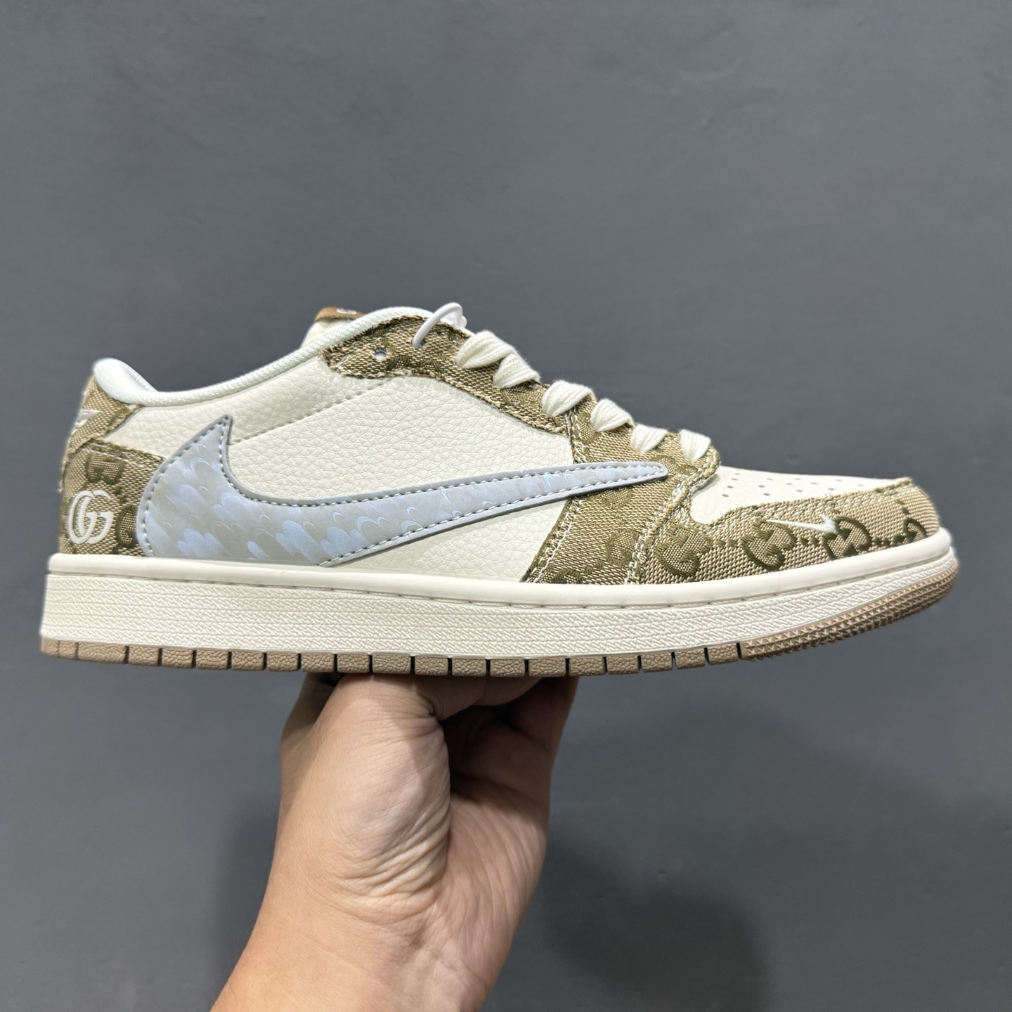 Gucci x Air Jordan 1 Low 卡其牛仔布 此款主张打破传统的工业化流水线设计限制 XS7089-603