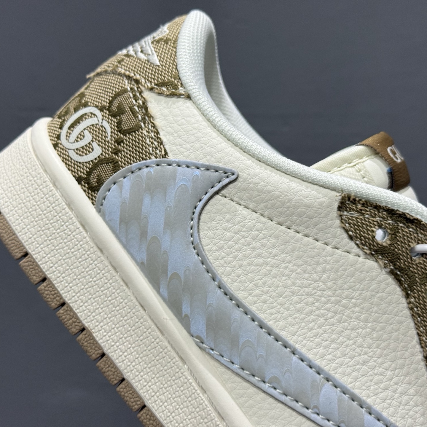 Gucci x Air Jordan 1 Low 卡其牛仔布 此款主张打破传统的工业化流水线设计限制 XS7089-603