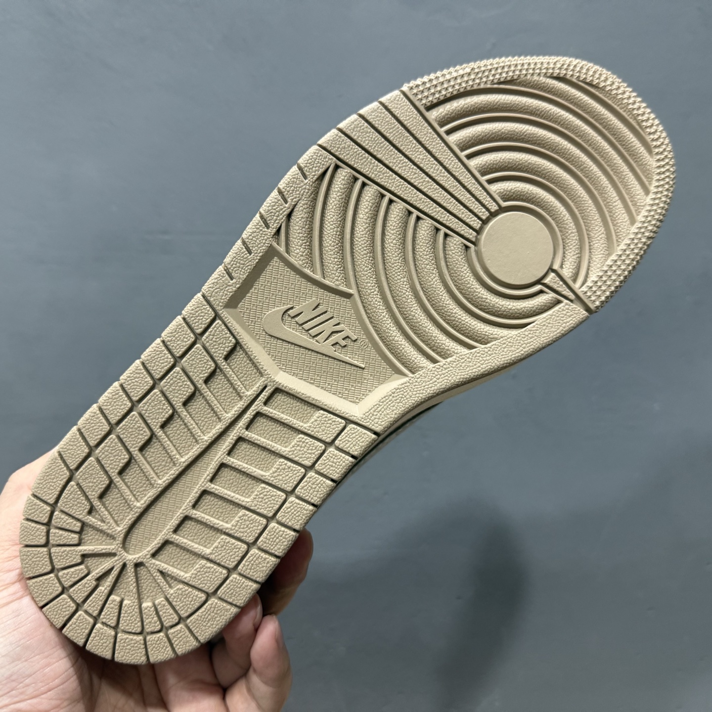 Gucci x Air Jordan 1 Low 卡其牛仔布 此款主张打破传统的工业化流水线设计限制 XS7089-603