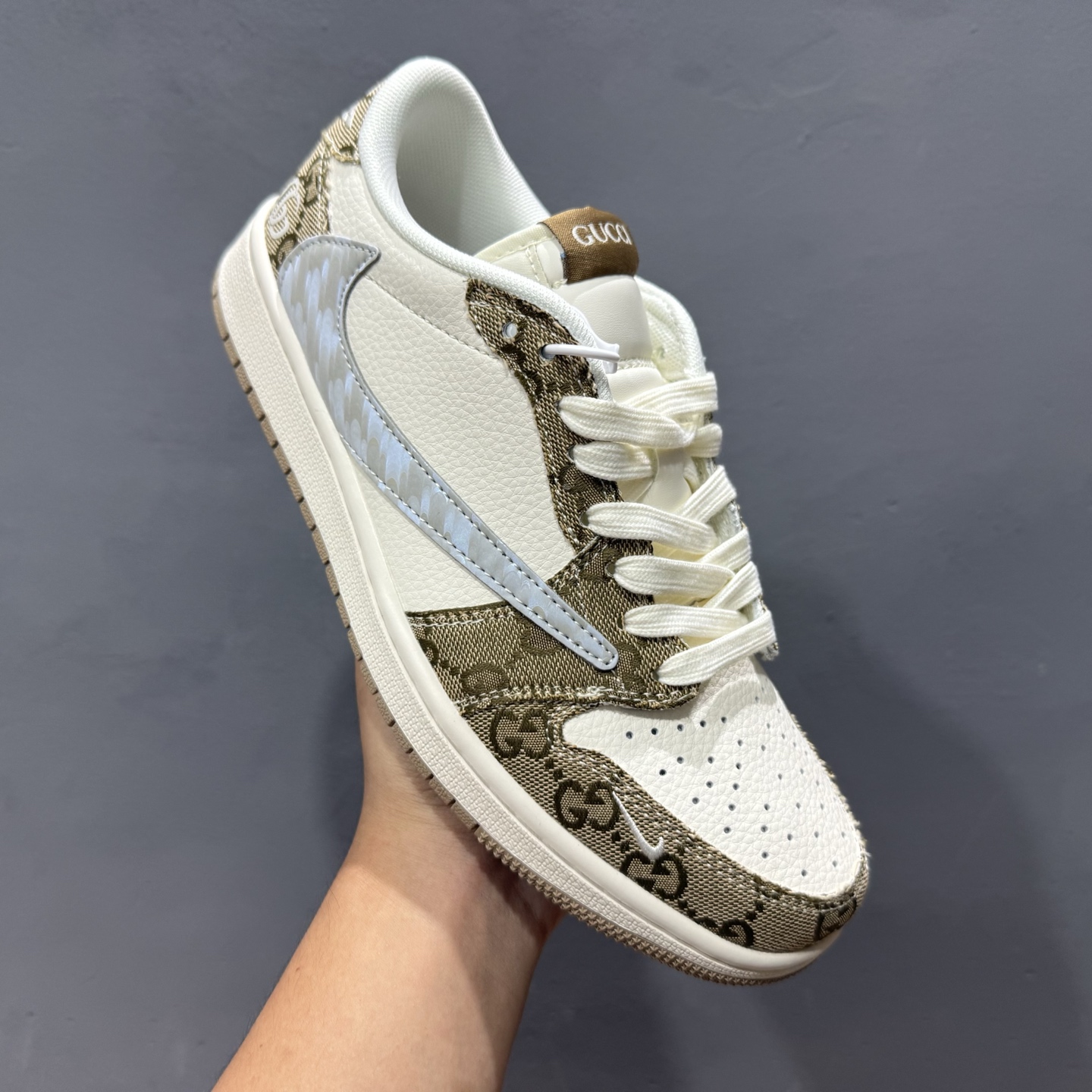 Gucci x Air Jordan 1 Low 卡其牛仔布 此款主张打破传统的工业化流水线设计限制 XS7089-603