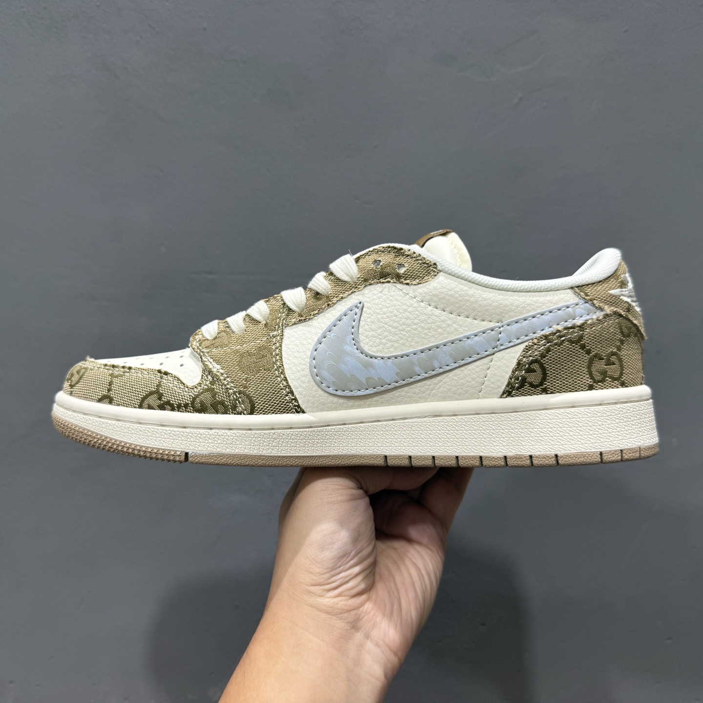 Gucci x Air Jordan 1 Low 卡其牛仔布 此款主张打破传统的工业化流水线设计限制 XS7089-603