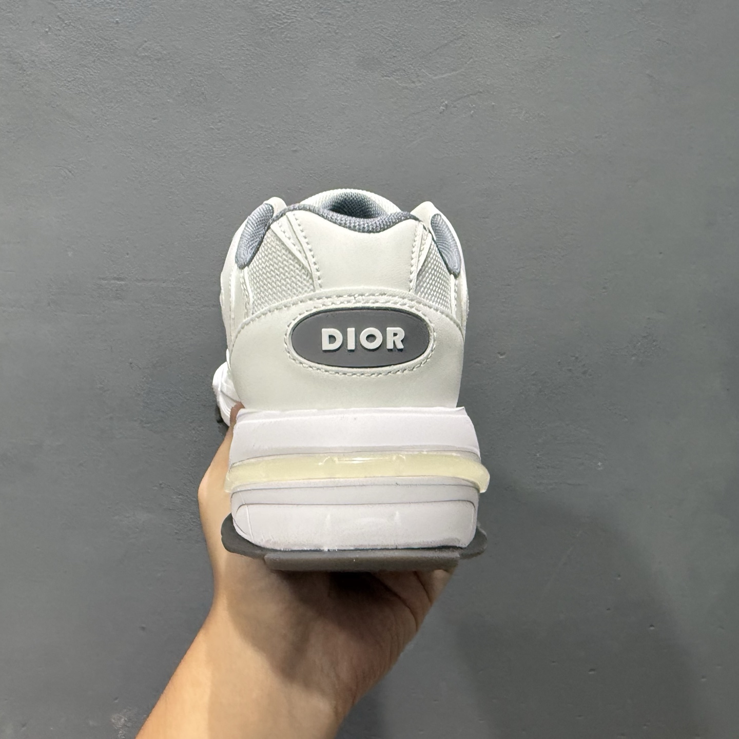 DIOR迪奥CD1低帮运动休闲鞋。鞋舌饰以“DIOR”标志