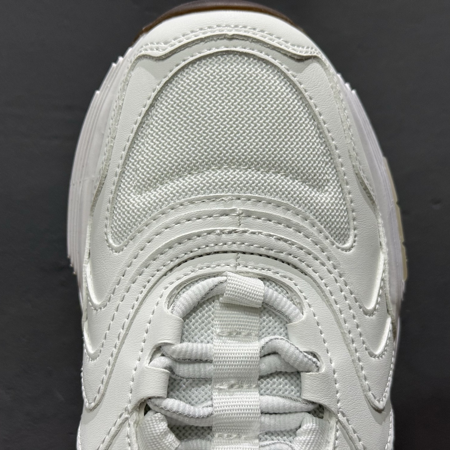 DIOR迪奥CD1低帮运动休闲鞋。鞋舌饰以“DIOR”标志