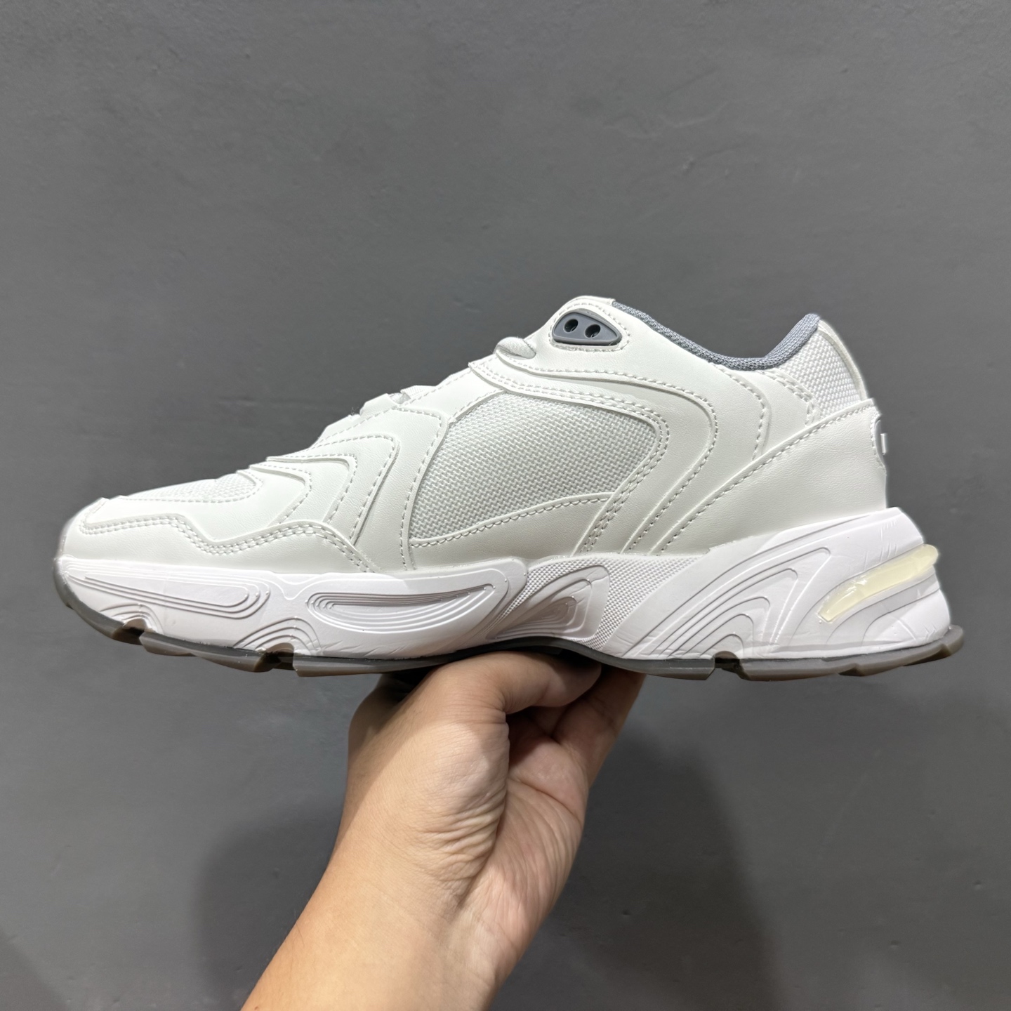 DIOR迪奥CD1低帮运动休闲鞋。鞋舌饰以“DIOR”标志