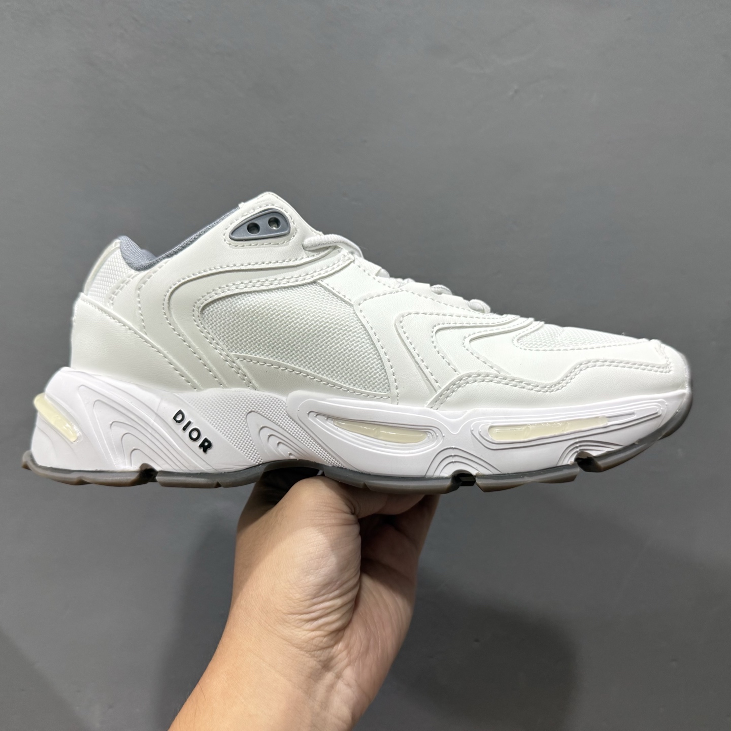 DIOR迪奥CD1低帮运动休闲鞋。鞋舌饰以“DIOR”标志