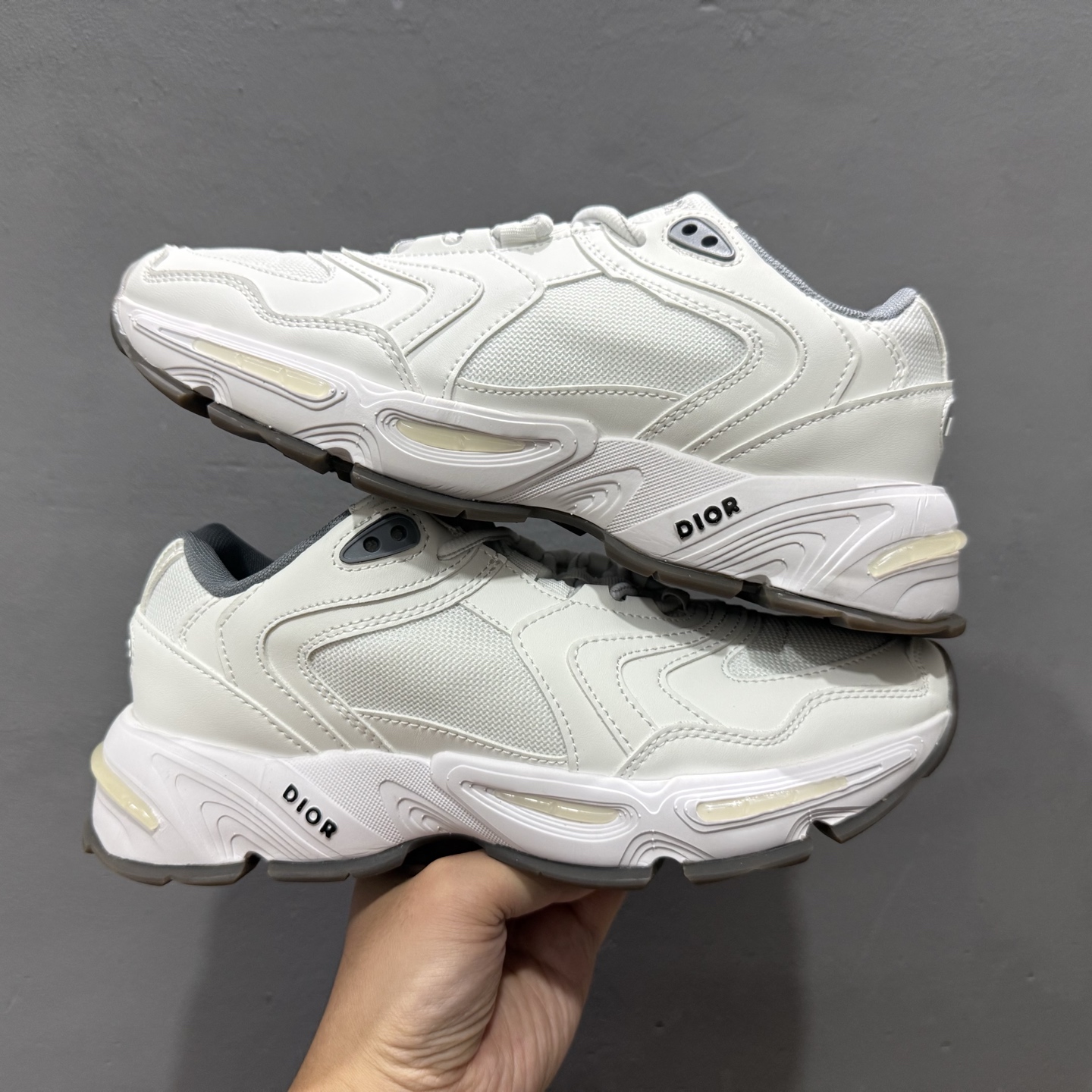 DIOR迪奥CD1低帮运动休闲鞋。鞋舌饰以“DIOR”标志