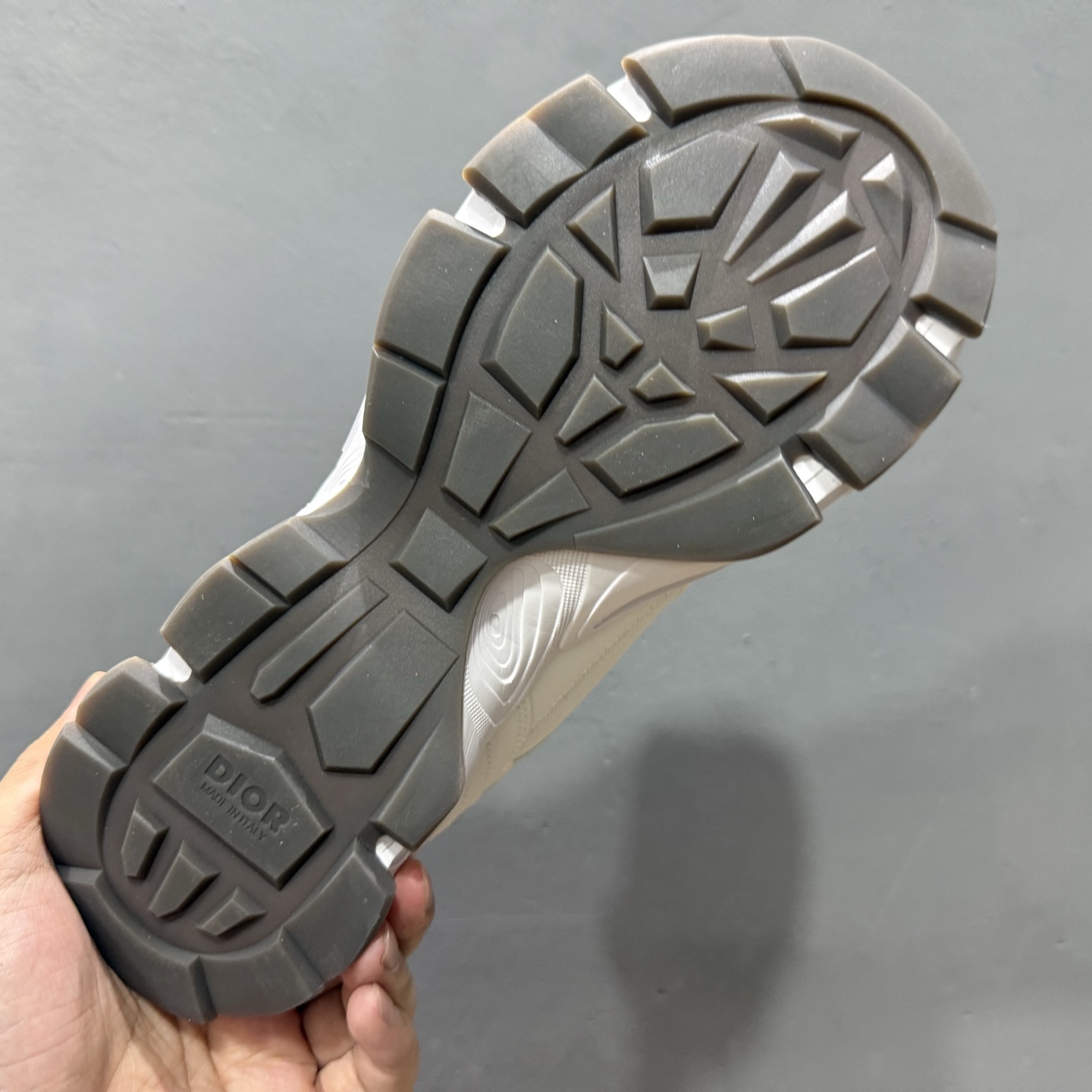 DIOR迪奥CD1低帮运动休闲鞋。鞋舌饰以“DIOR”标志