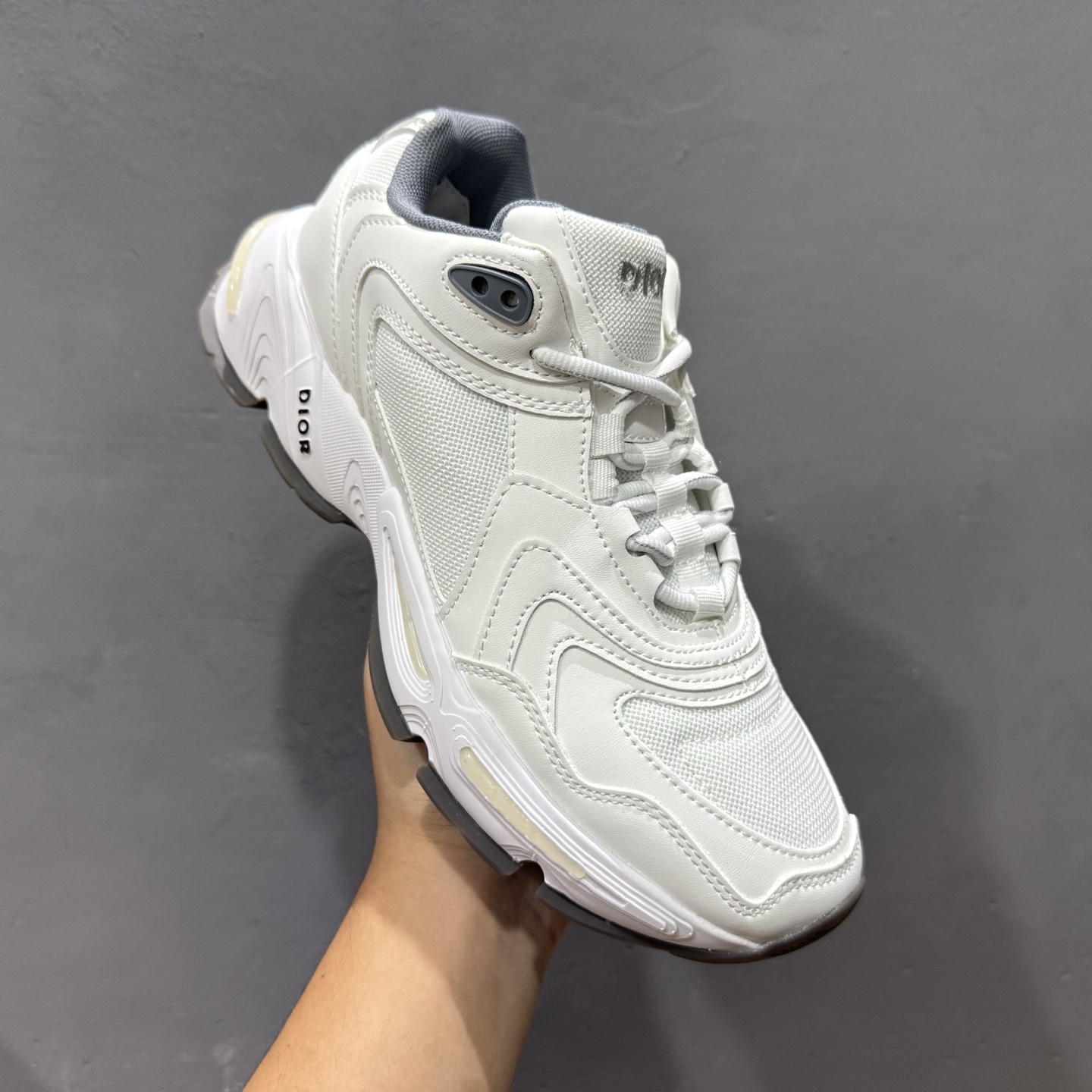 DIOR迪奥CD1低帮运动休闲鞋。鞋舌饰以“DIOR”标志