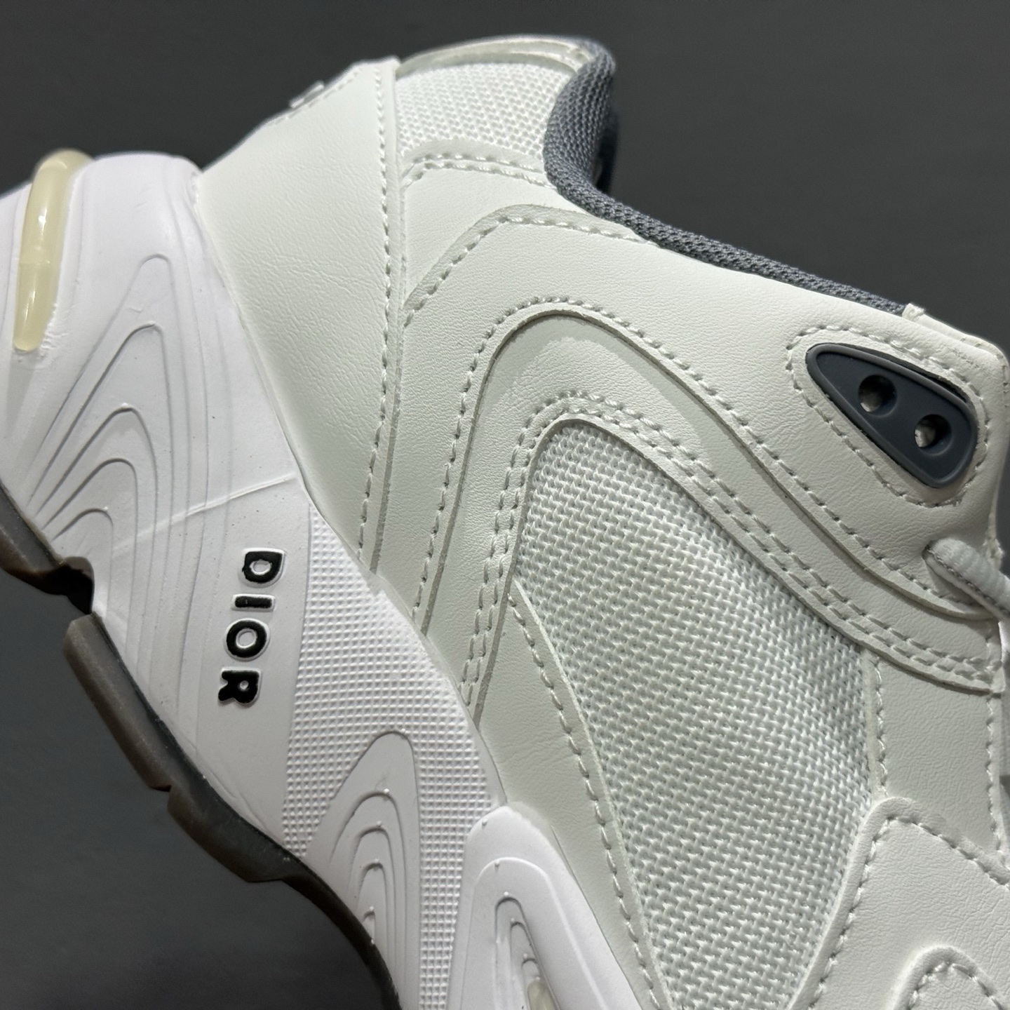 DIOR迪奥CD1低帮运动休闲鞋。鞋舌饰以“DIOR”标志