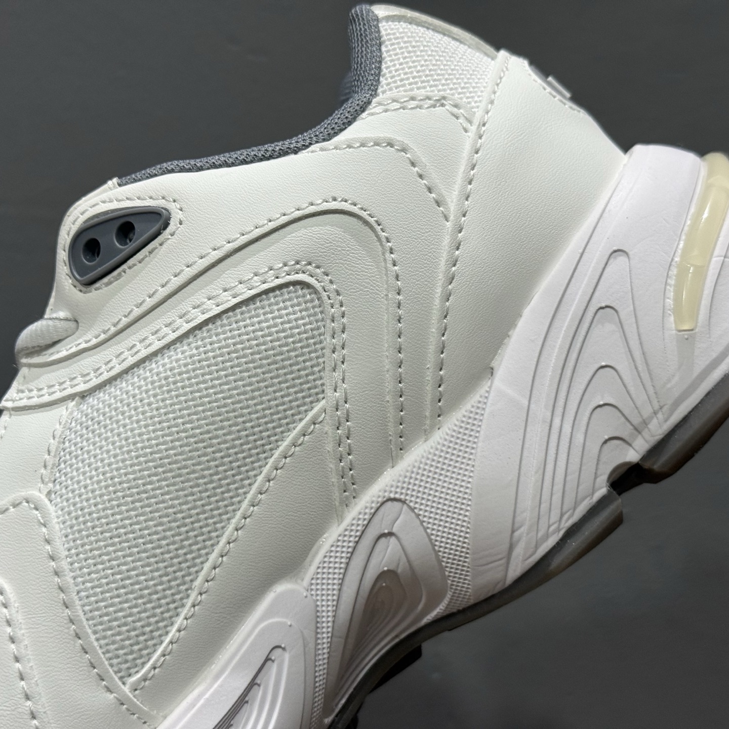 DIOR迪奥CD1低帮运动休闲鞋。鞋舌饰以“DIOR”标志