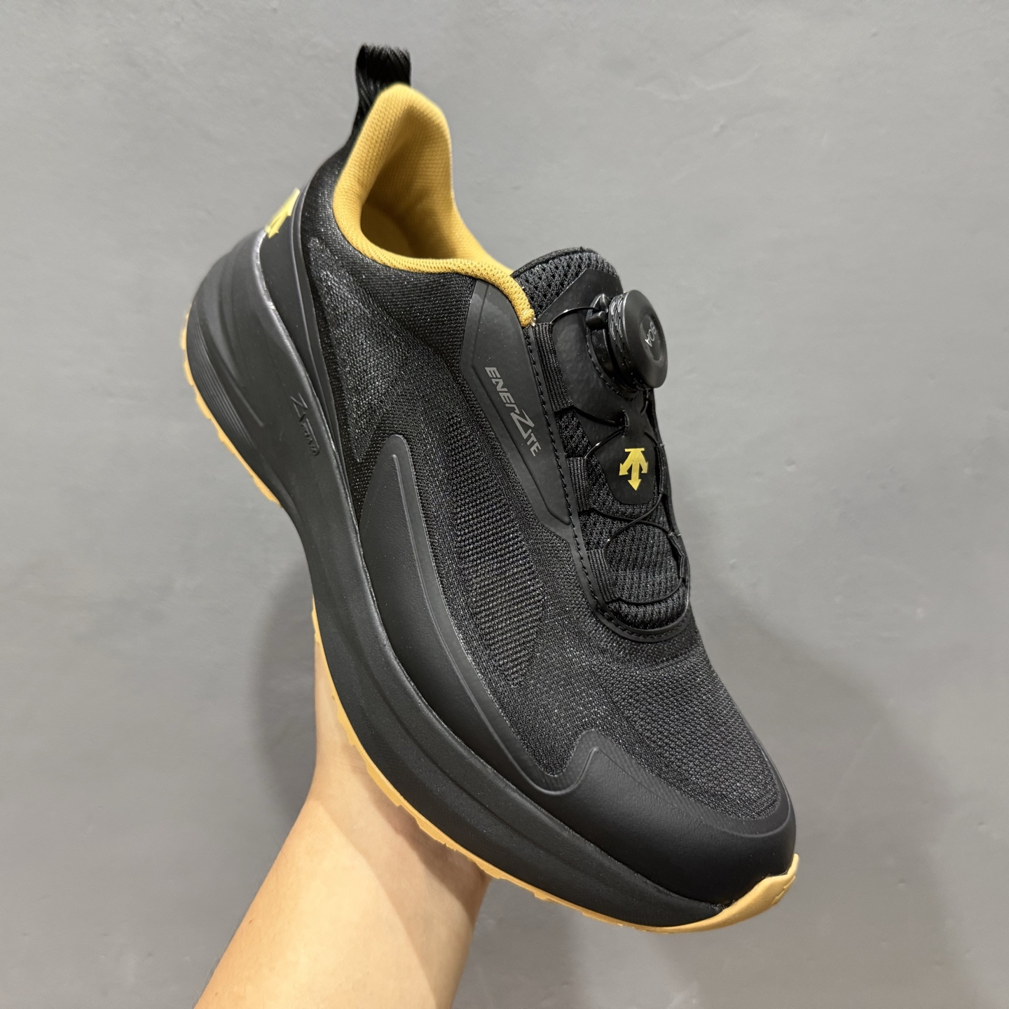 迪桑特DESCENTE LAVITATE 2 时尚防滑 低帮跑步鞋针织网布无缝拼接鞋面轻薄通透减少