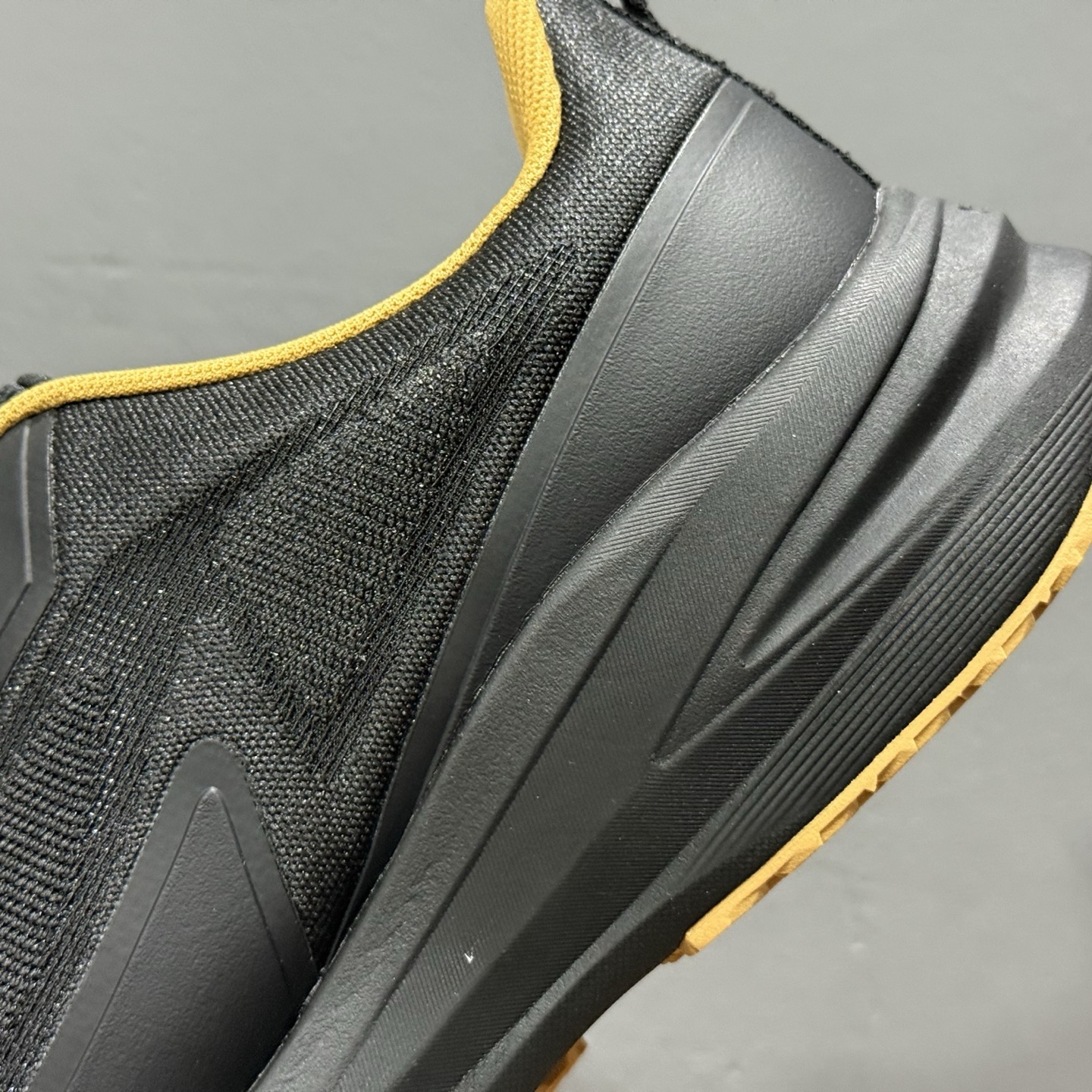 迪桑特DESCENTE LAVITATE 2 时尚防滑 低帮跑步鞋针织网布无缝拼接鞋面轻薄通透减少