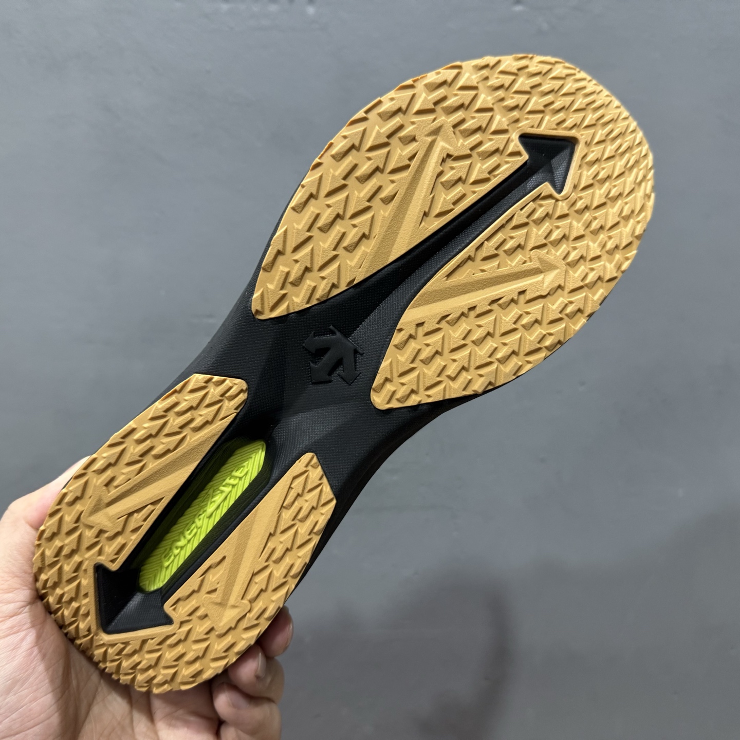 迪桑特DESCENTE LAVITATE 2 时尚防滑 低帮跑步鞋针织网布无缝拼接鞋面轻薄通透减少