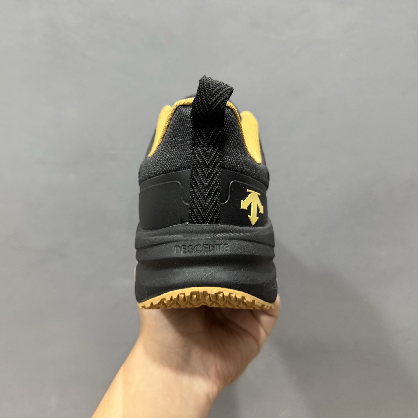 迪桑特DESCENTE LAVITATE 2 时尚防滑 低帮跑步鞋针织网布无缝拼接鞋面轻薄通透减少