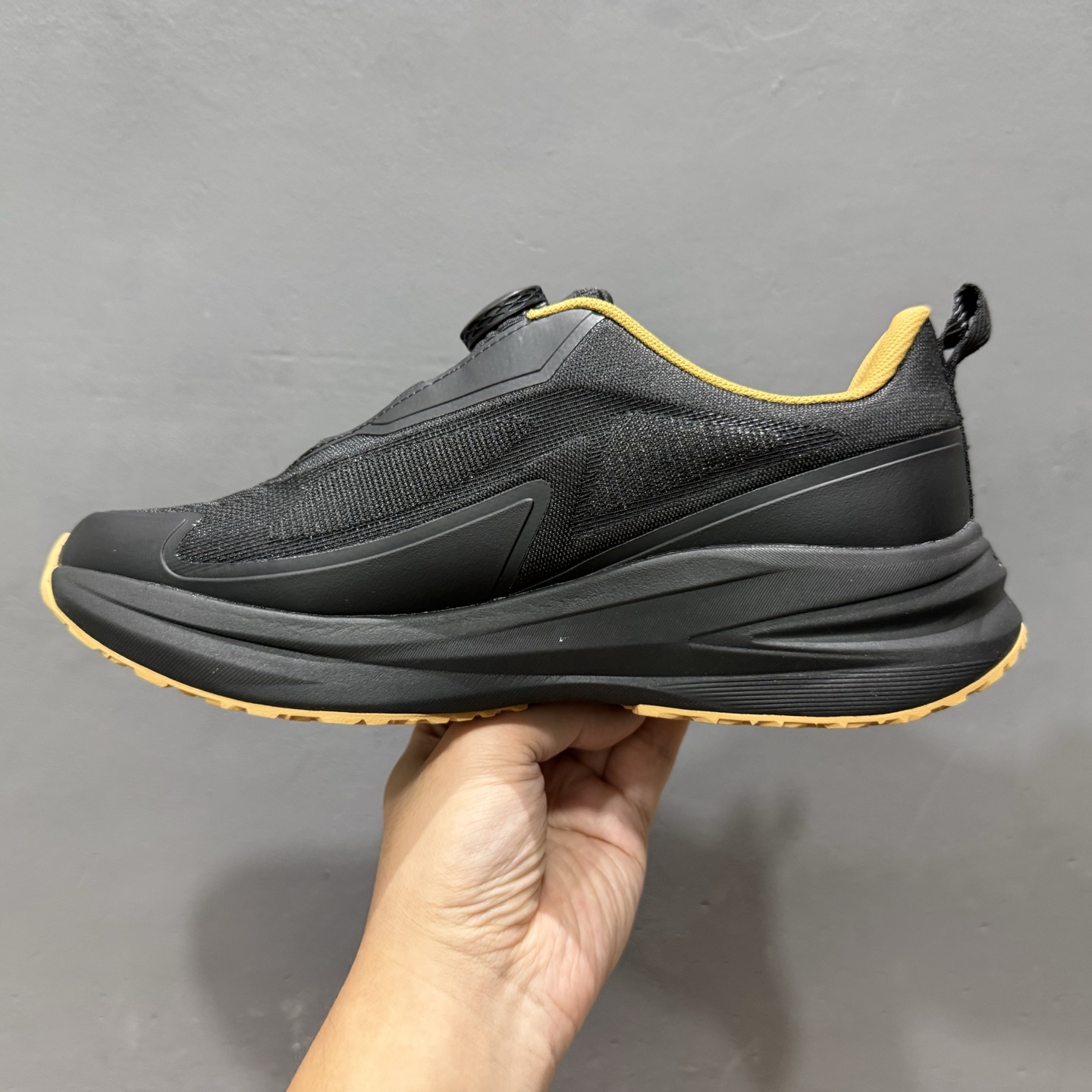 迪桑特DESCENTE LAVITATE 2 时尚防滑 低帮跑步鞋针织网布无缝拼接鞋面轻薄通透减少