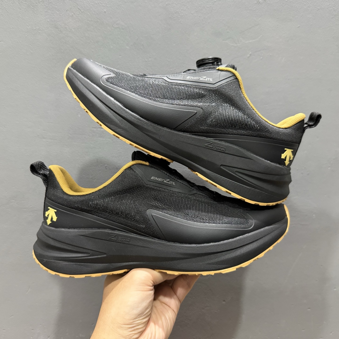 迪桑特DESCENTE LAVITATE 2 时尚防滑 低帮跑步鞋针织网布无缝拼接鞋面轻薄通透减少