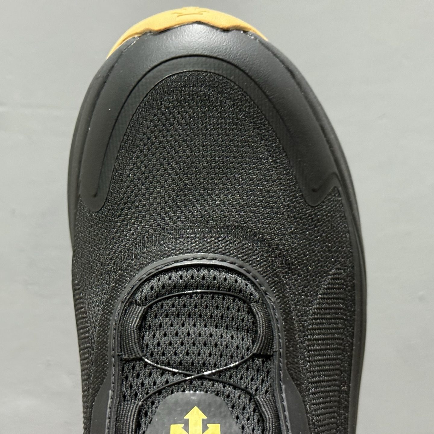 迪桑特DESCENTE LAVITATE 2 时尚防滑 低帮跑步鞋针织网布无缝拼接鞋面轻薄通透减少