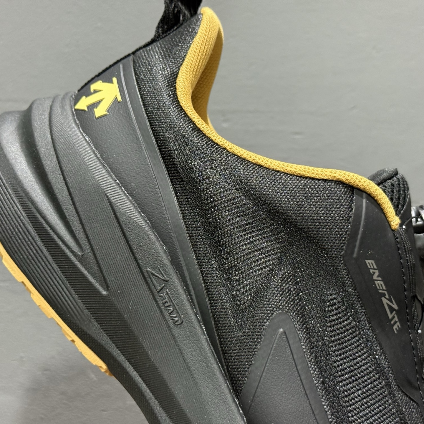 迪桑特DESCENTE LAVITATE 2 时尚防滑 低帮跑步鞋针织网布无缝拼接鞋面轻薄通透减少