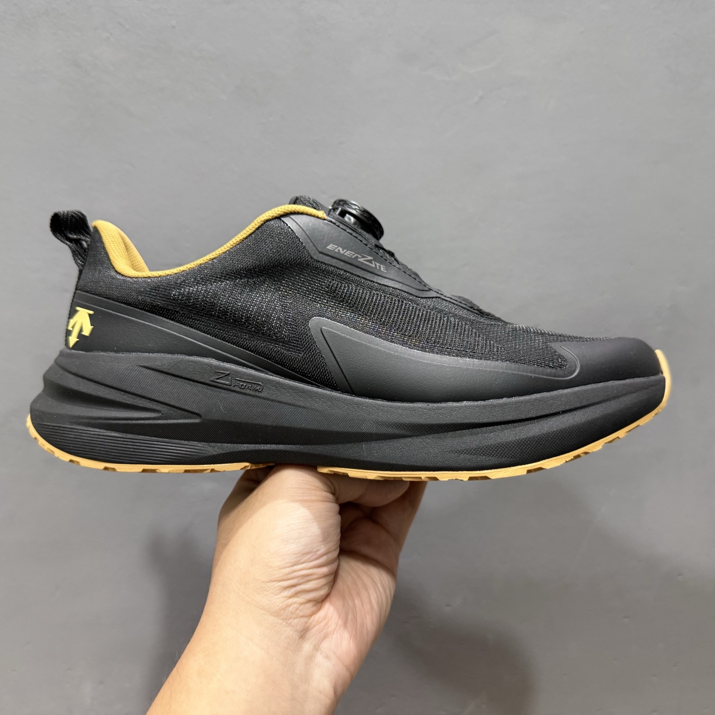 迪桑特DESCENTE LAVITATE 2 时尚防滑 低帮跑步鞋针织网布无缝拼接鞋面轻薄通透减少