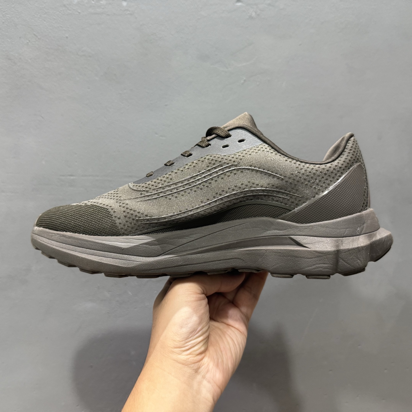 alo yoga Alo Runner 舒适百搭防滑透气 低帮跑步鞋 粉色  A0590U