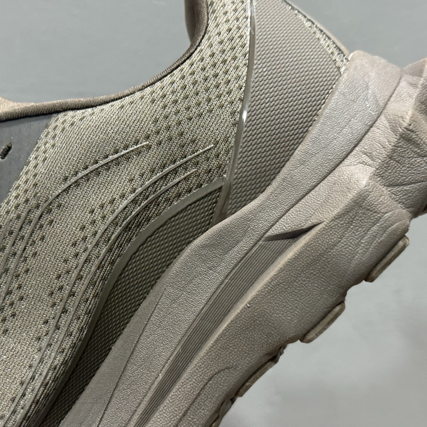 alo yoga Alo Runner 舒适百搭防滑透气 低帮跑步鞋 粉色  A0590U