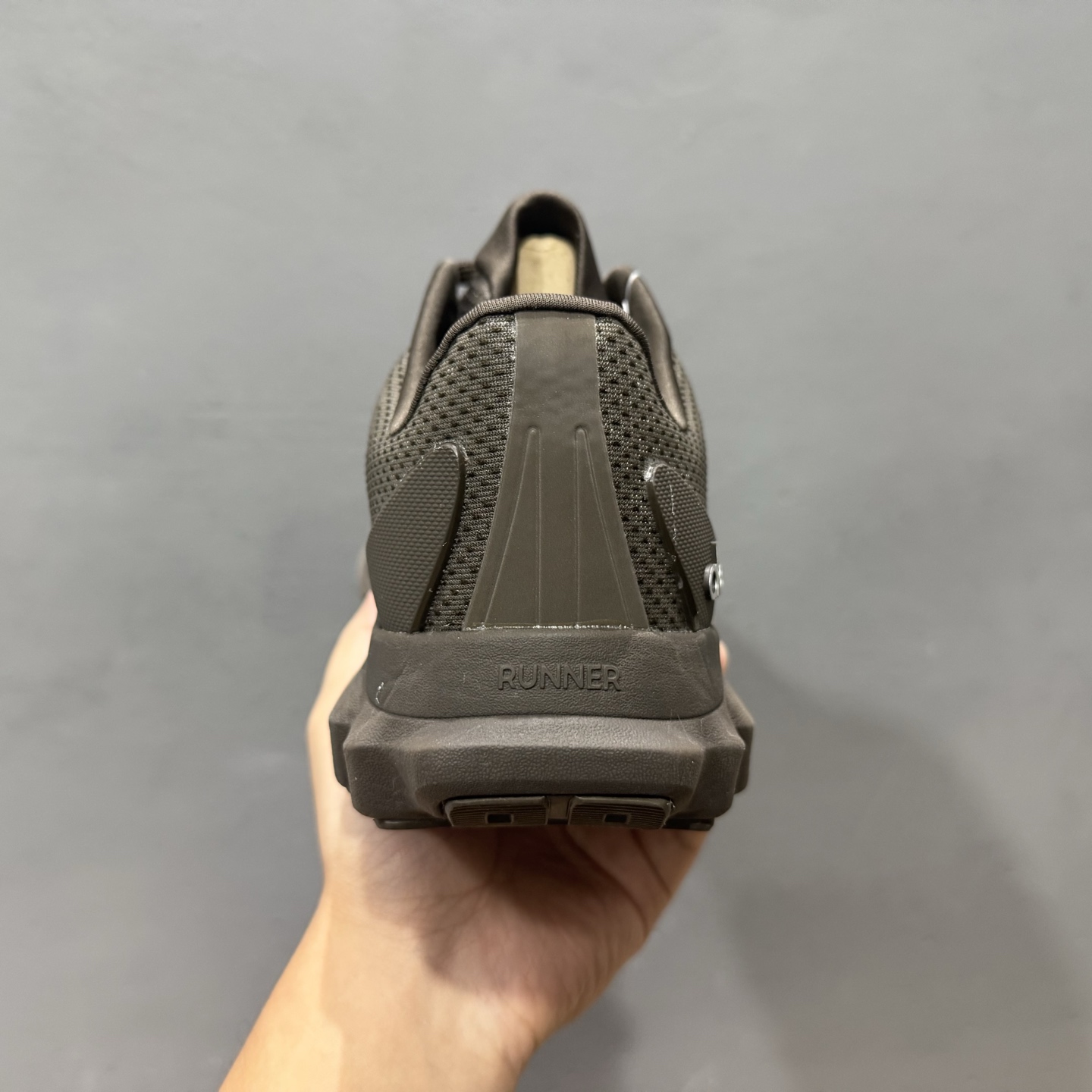 alo yoga Alo Runner 舒适百搭防滑透气 低帮跑步鞋 粉色  A0590U