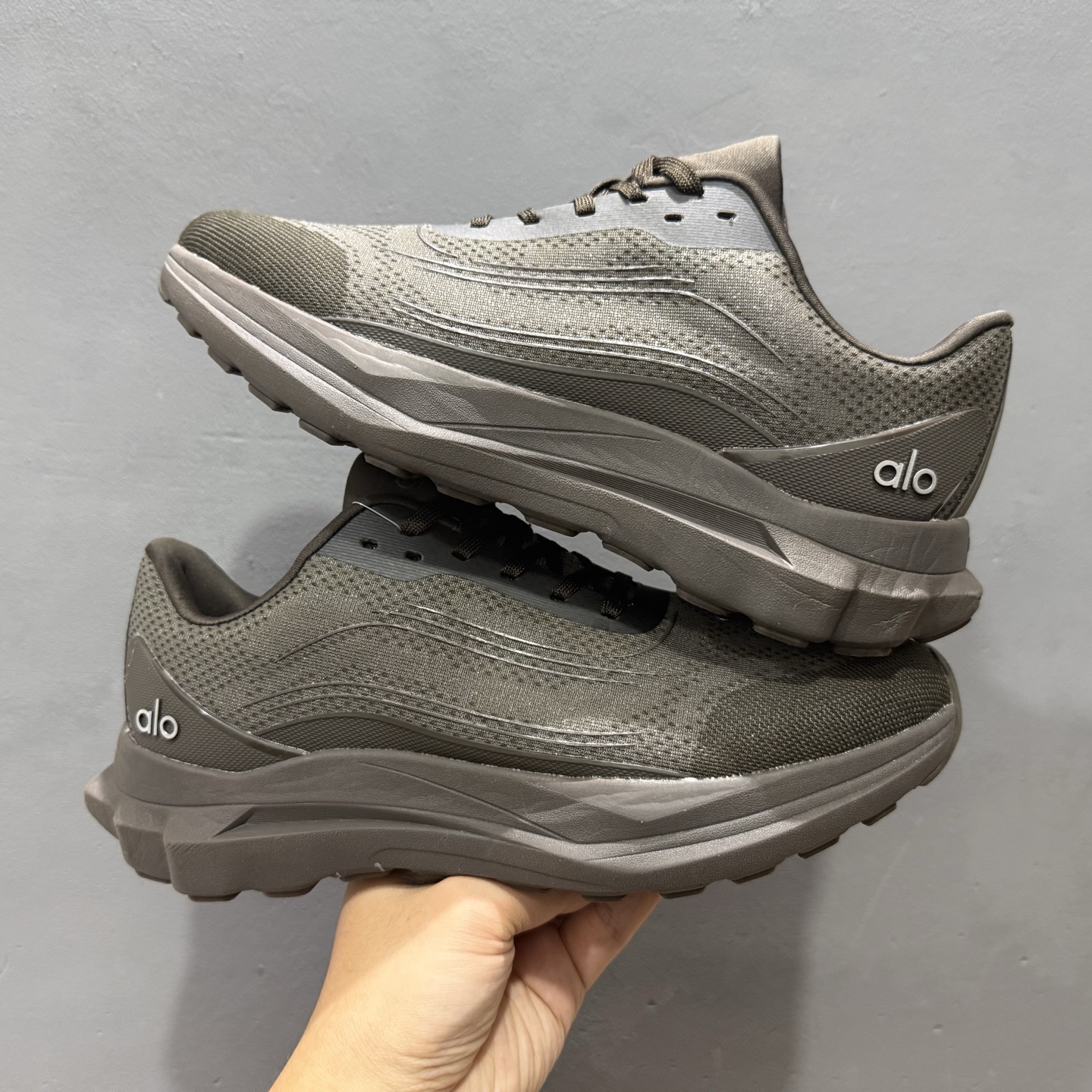 alo yoga Alo Runner 舒适百搭防滑透气 低帮跑步鞋 粉色  A0590U