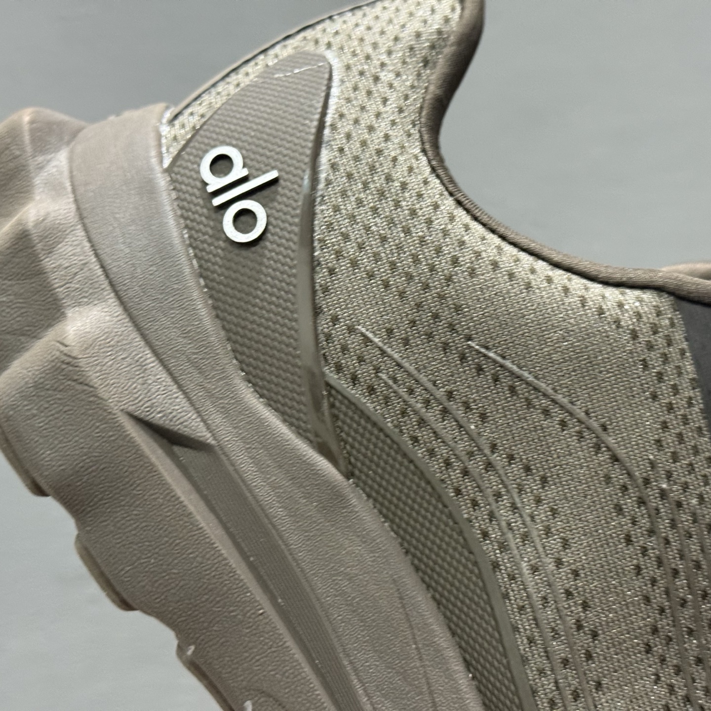 alo yoga Alo Runner 舒适百搭防滑透气 低帮跑步鞋 粉色  A0590U