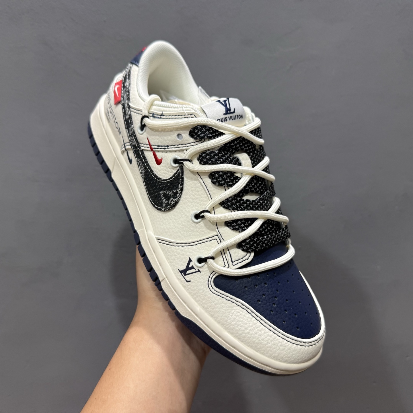 Nike SB Dunk Low LV联名 绑带 牛仔黑勾 周年高端定制 低帮休闲板鞋 FC1688-220 Nike SB Dunk Low LV联名 绑带 牛仔黑勾 周年高端定制 低帮休闲板鞋 FC1688-220