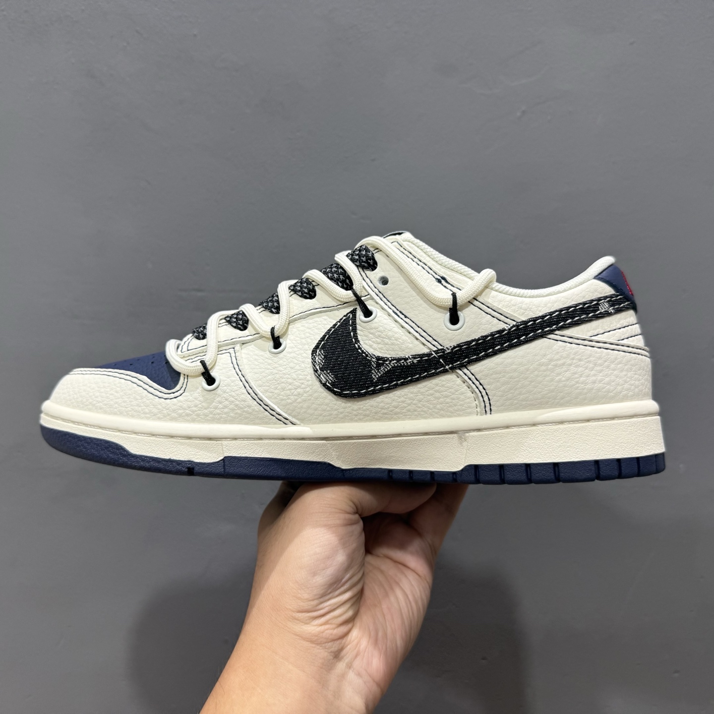 Nike SB Dunk Low LV联名 绑带 牛仔黑勾 周年高端定制 低帮休闲板鞋 FC1688-220 Nike SB Dunk Low LV联名 绑带 牛仔黑勾 周年高端定制 低帮休闲板鞋 FC1688-220