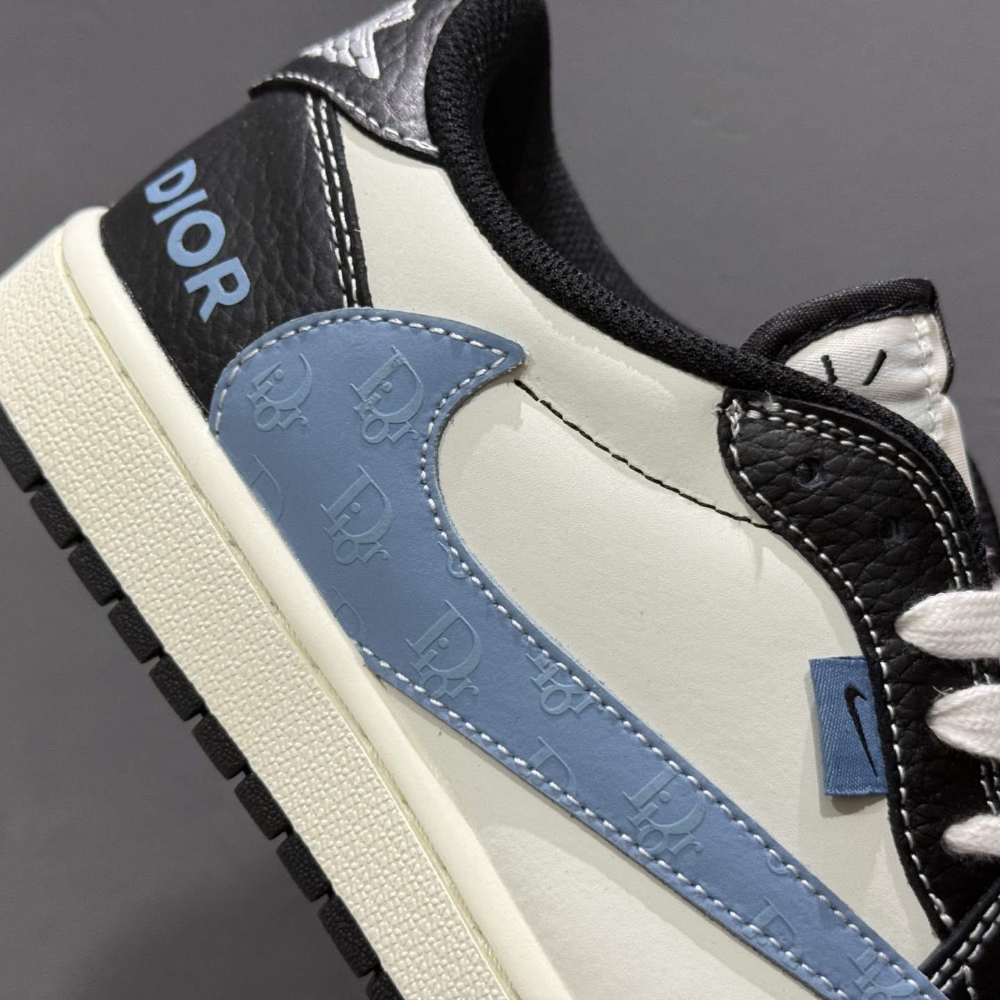 Travis Scott x Fragment Design x Air Jordan 1 Low OG SP AJ1 乔1 迪奥联名 黑白小蓝勾 低帮文化休闲板鞋 XZ5749-003