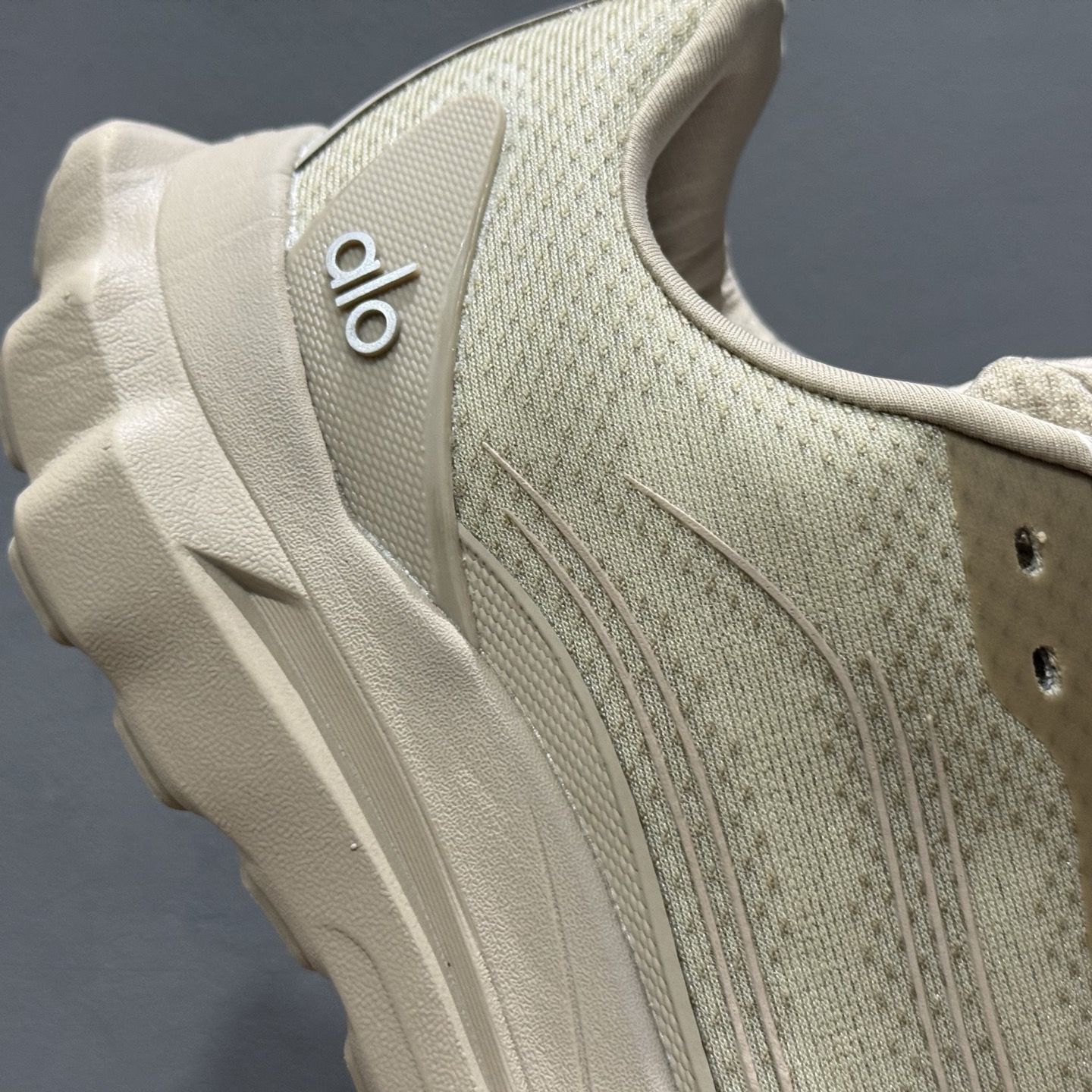 alo yoga Alo Runner 舒适百搭防滑透气 低帮跑步鞋 A0590U